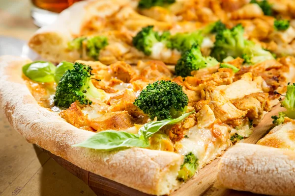 Close-up van verse pizza met broccoli, kip en kaas — Stockfoto