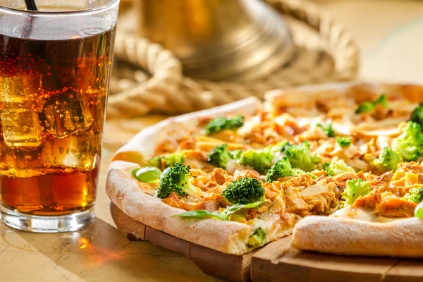 Fresh pizza made of broccoli, chicken and basil served with cold — Stock Photo, Image