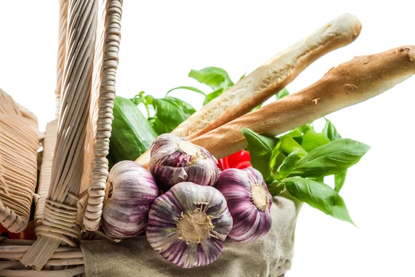 Close-up van voorjaarsbijeenkomst mandje met verse groenten — Stockfoto