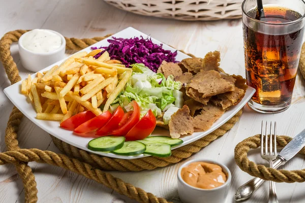 Közelkép a zöldségek, a krumplit és a húst kebab egy tányérra — Stock Fotó