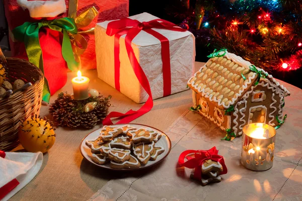 Conjunto de mesa de Navidad con pasteles de jengibre — Foto de Stock