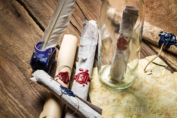 Preparación para enviar una carta antigua en una botella con tinta azul —  Fotos de Stock