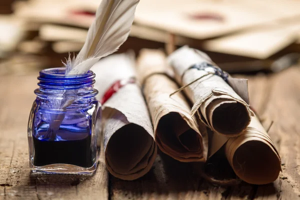 Primer plano de viejos pergaminos y tinta azul en el tintero — Foto de Stock