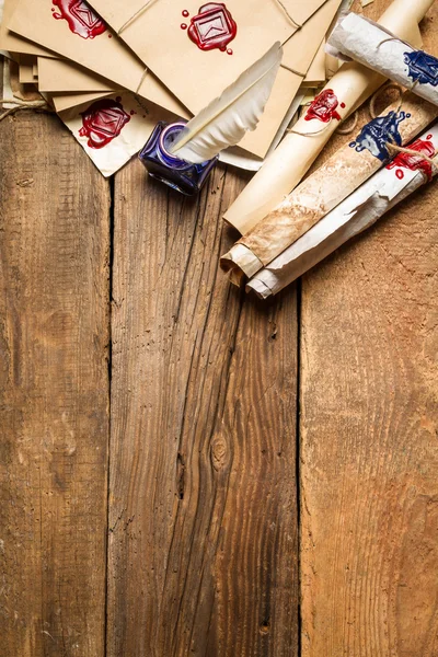 Vieux rouleaux de papier et d'encre bleue dans l'encrier comme backgr vintage — Photo