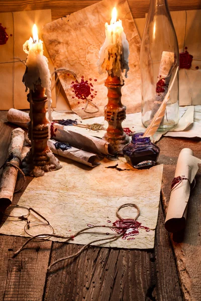Jahrgangsrollen und Kerzen sind der Arbeitsplatz des alten Schreibers — Stockfoto