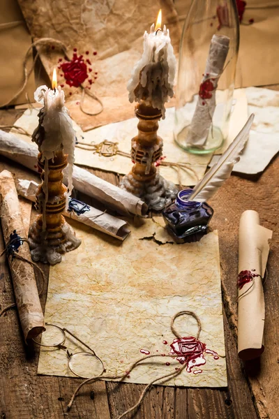 Rouleaux et bougies vintage sont le lieu de travail de l'ancien scribe — Photo