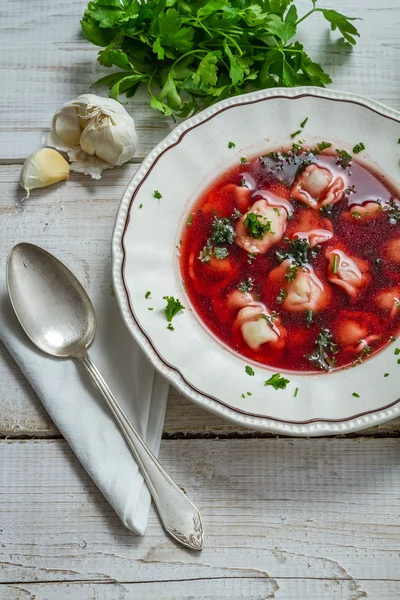 Borscht com bolinhos e ingredientes frescos — Fotografia de Stock