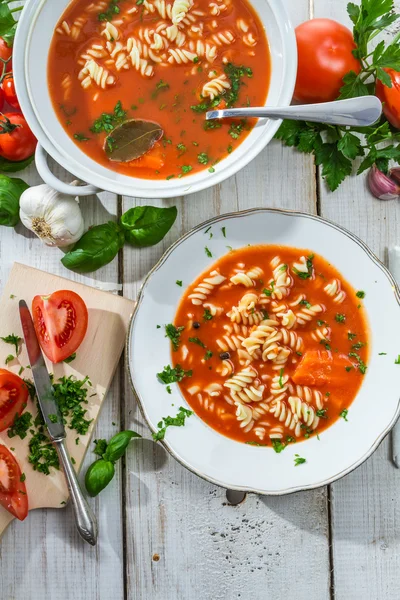 Tomatsoppa av färska grönsaker — Stockfoto