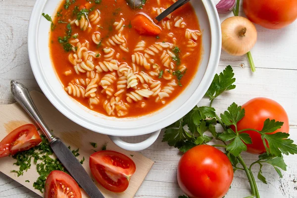 Primer plano de sopa de tomate hecha de ajo y albahaca —  Fotos de Stock