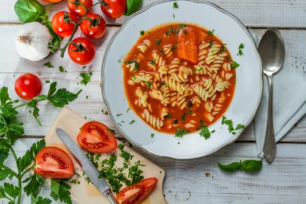 Zelfgemaakte tomatensoep en verse groenten — Stockfoto