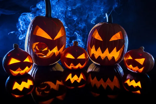 Groep halloween pompoenen op de achtergrond rook — Stockfoto