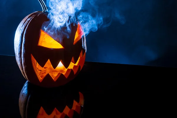 Humo subiendo de la calabaza para Halloween —  Fotos de Stock