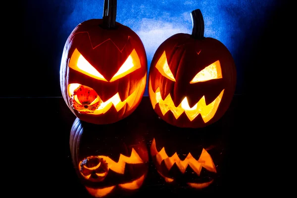 Abóboras, em fundo preto para feriado de Halloween — Fotografia de Stock