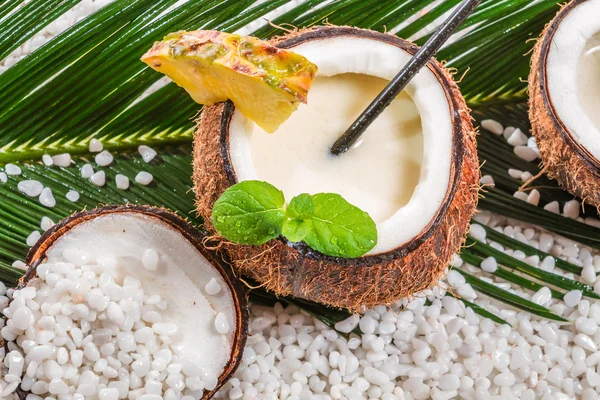 Primo piano della bevanda pinacolada servita in una noce di cocco — Foto Stock