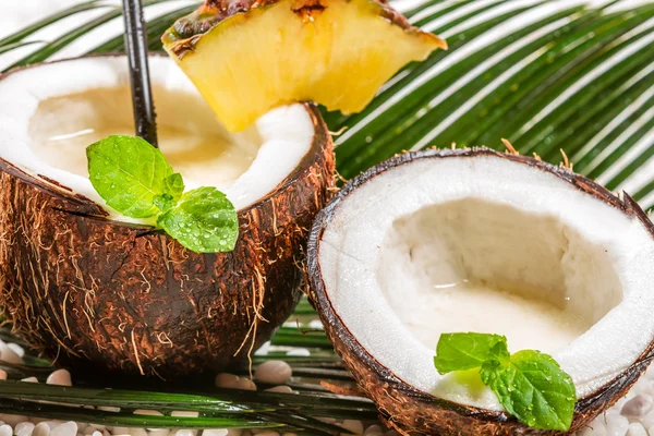 Primo piano della bevanda pinacolada nel cocco fresco — Foto Stock