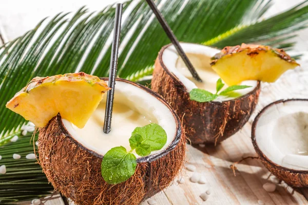 Bebida de Pinacolada con menta servida en un coco fresco — Foto de Stock