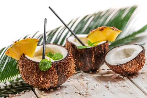 Frisches Pinacolada-Getränk in einer Kokosnuss serviert — Stockfoto