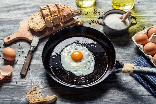 Яйце подається з хлібом на сковороді в сільській місцевості — стокове фото