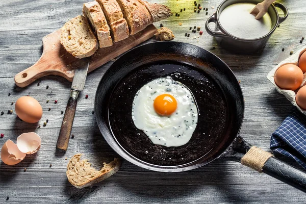 Yumurta ve ekmek kahvaltı yaptı — Stok fotoğraf