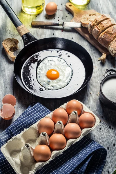 Verse eieren voor het ontbijt gebakken op een pan — Stockfoto