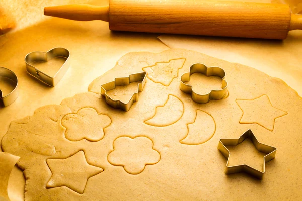 Snijden kerstkoekjes gemaakt van peperkoek — Stockfoto
