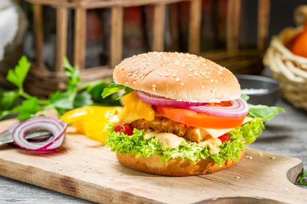 Zbliżenie domowy Burger z świeżych warzyw — Zdjęcie stockowe