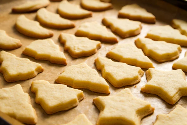 Primer plano horneado galletas caseras en una bandeja para hornear —  Fotos de Stock