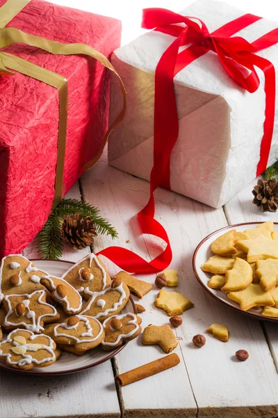 Snacking homemade christmas cookies on a plate on gifts backgrou — Stock Photo, Image