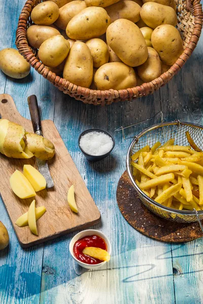 Patatine fritte fresche fatte in casa — Foto Stock