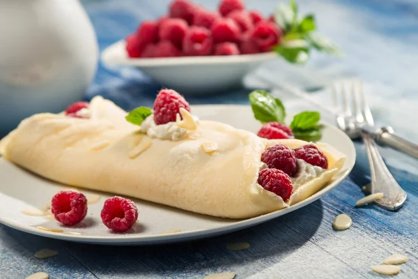 Raspberry pannenkoeken met slagroom geserveerd — Stockfoto