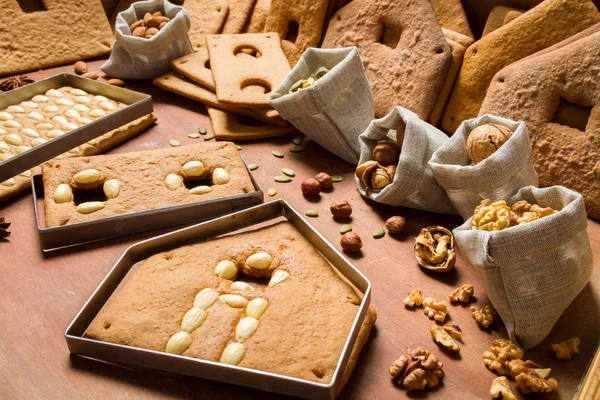 Baked gingerbread cottage elements with the ingredients for deco — Stock Photo, Image