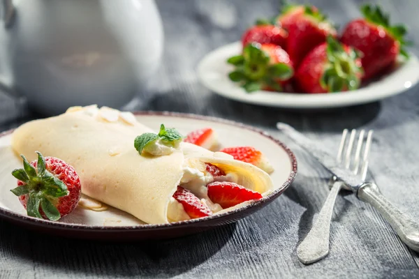Nahaufnahme von Erdbeerpfannkuchen mit Schlagsahne — Stockfoto