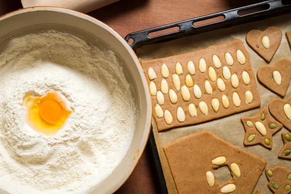 Lebkuchen auf dem Backblech dekorieren — Stockfoto