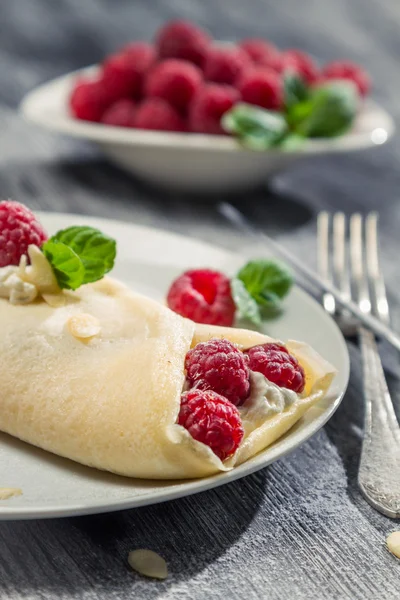 Crêpes aux framboises aux amandes et sucre glace — Photo