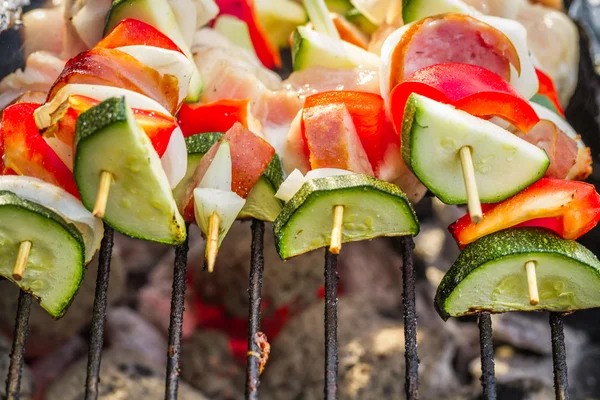 Skewers with vegetables on the grill — Stock Photo, Image