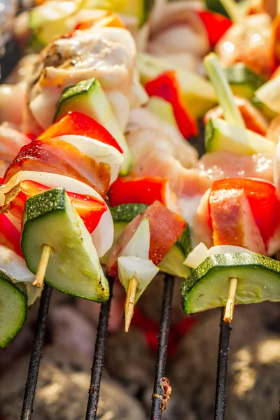 Närbild på spett med grönsaker på grillen — Stockfoto