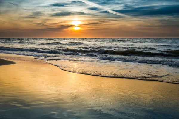 夏には海に沈む夕日 — ストック写真