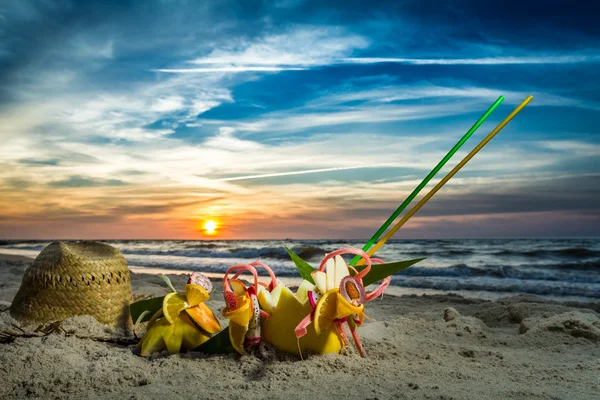 Fruit cocktail on the beach at sunset — Stock Photo, Image