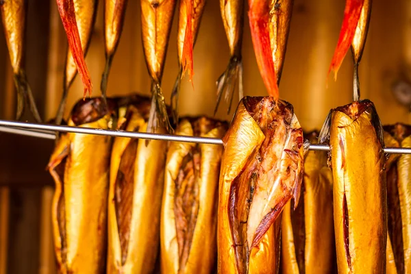 Nahaufnahme von geräuchertem Fisch in der Räucherei — Stockfoto