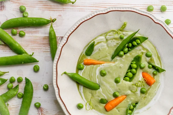 Close-up van groene erwten soep gemaakt van verse groenten — Stockfoto