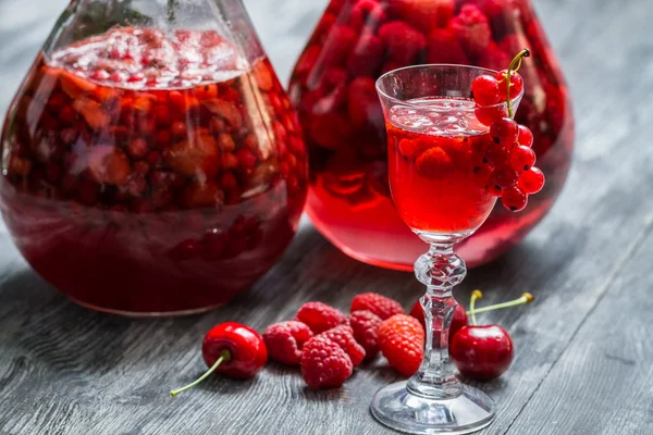 Likér z lesních plodů a alkohol — Stock fotografie