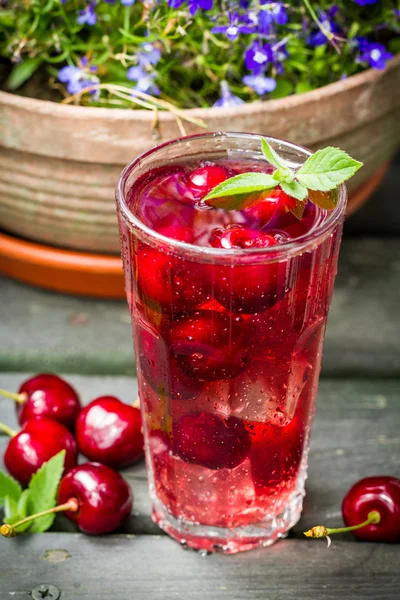 Fresh juice of sweet cherries with ice — Stock Photo, Image