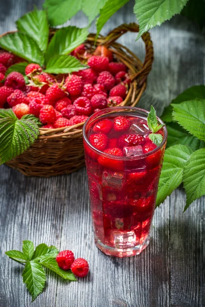 Juice from freshly harvested raspberries with ice — Stock Photo, Image