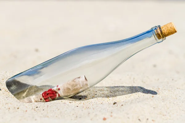 Flaschenpost am Strand — Stockfoto