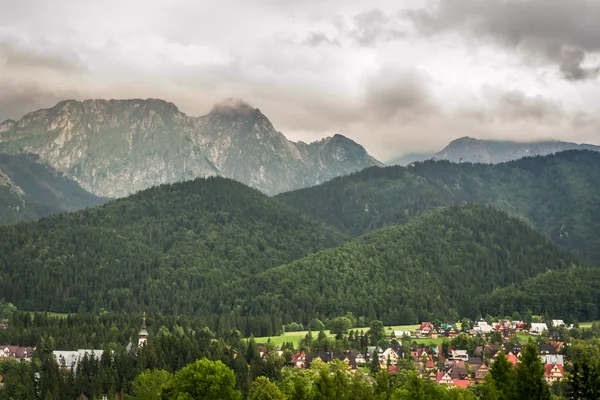 Вид на горную деревню летом — стоковое фото