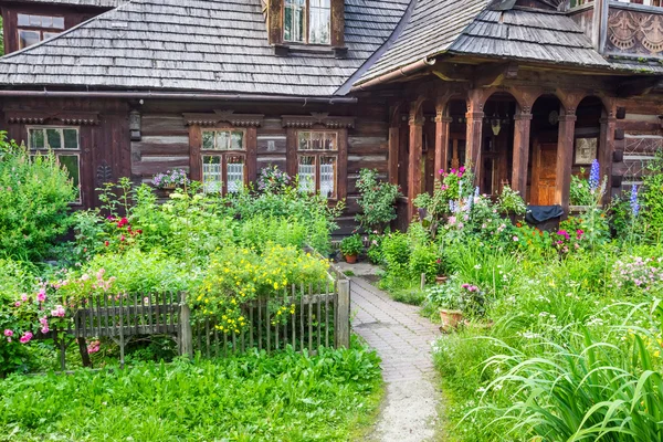 Casa in legno rustico in campagna — Foto Stock