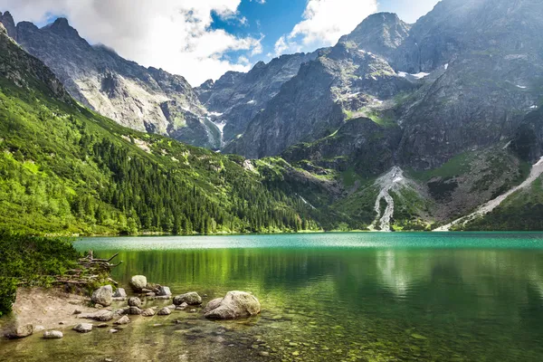 Lago cristallino di montagna e montagne rocciose — Foto Stock