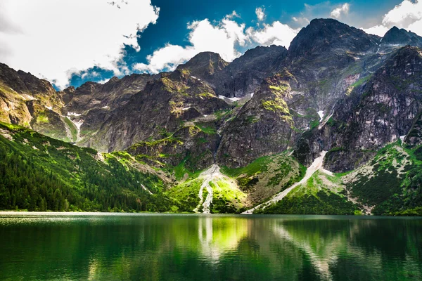 Skalnaté hory v létě a modrá obloha — Stock fotografie