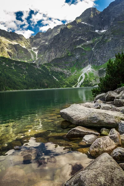 Krásné jezero s průzračnou vodou v horách — Stock fotografie