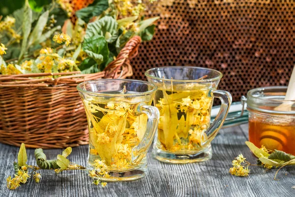 Tè alla calce estivo con miele servito in giardino — Foto Stock